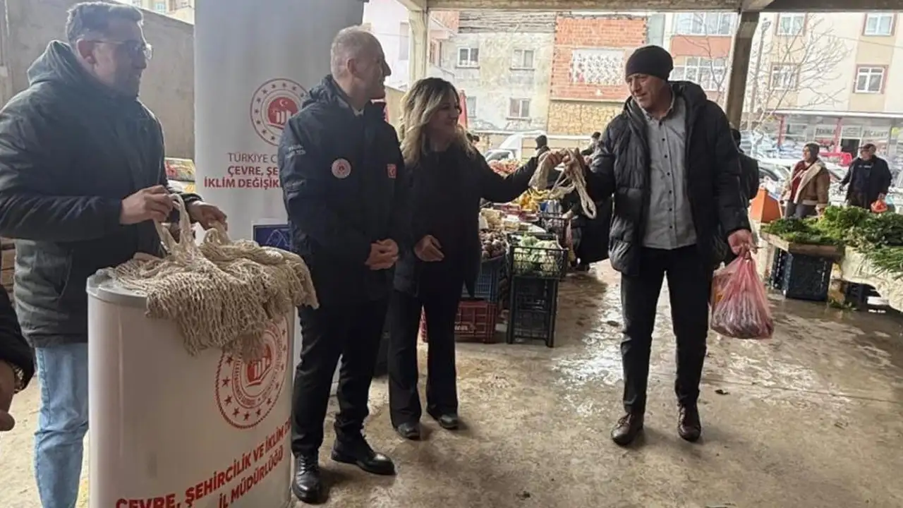 Bayburt’ta halk pazarında sıfır atık bilgilendirmesi yapıldı