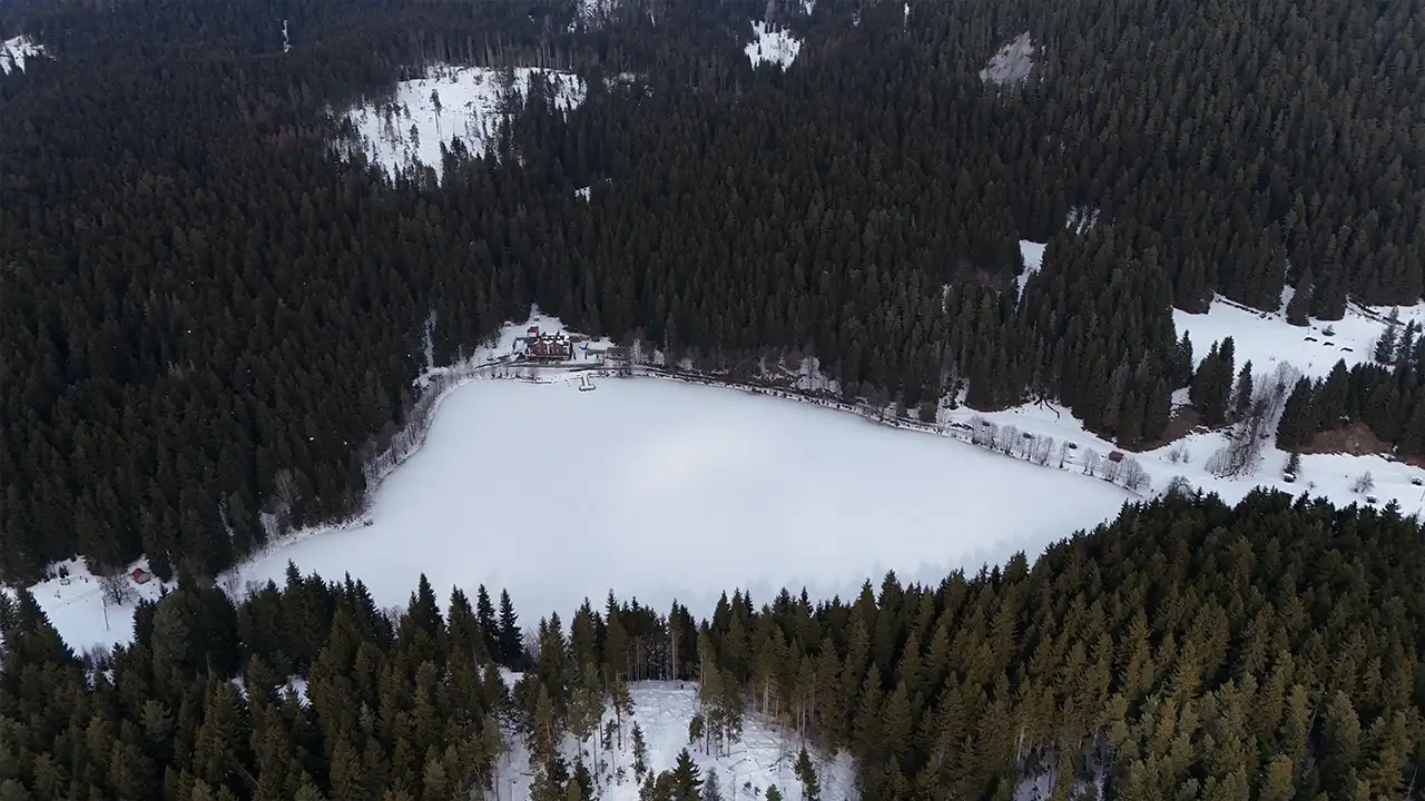Şavşat Karagöl buz tuttu, ortaya kartpostallık görüntüler çıktı
