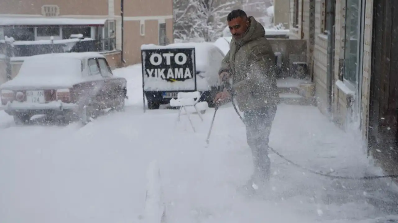 Bayburt’ta oto yıkamacı karı tazyikli suyla temizledi