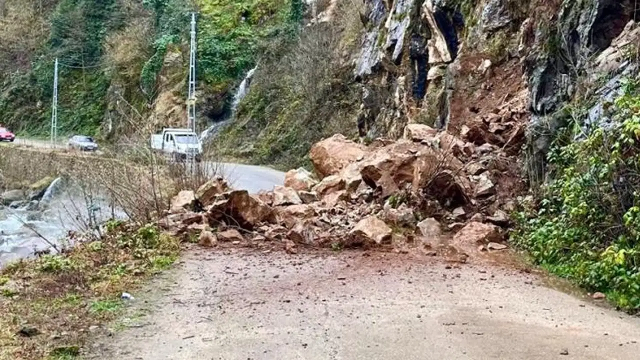 Giresun’da heyelan yolu kapattı, ekipler müdahale etti