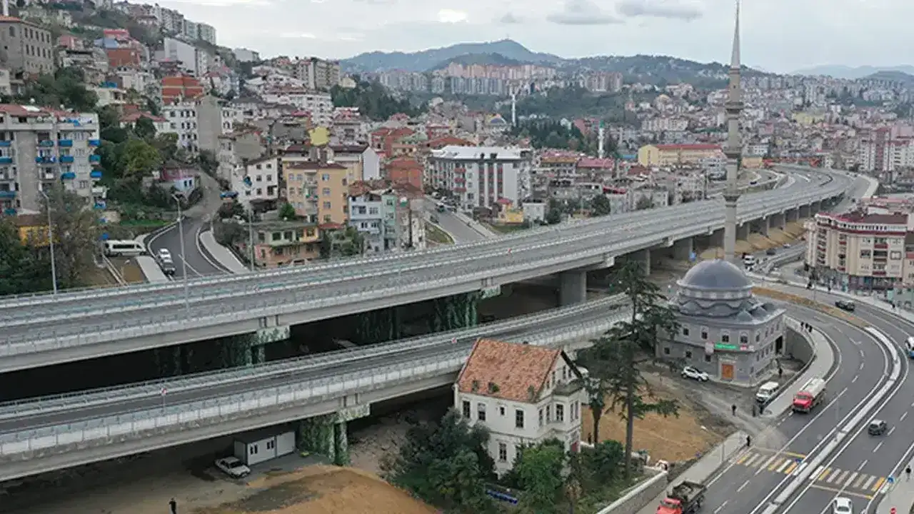Trabzon'da yol çalışmaları devam ediyor: Trafik tek şeritten sağlanıyor
