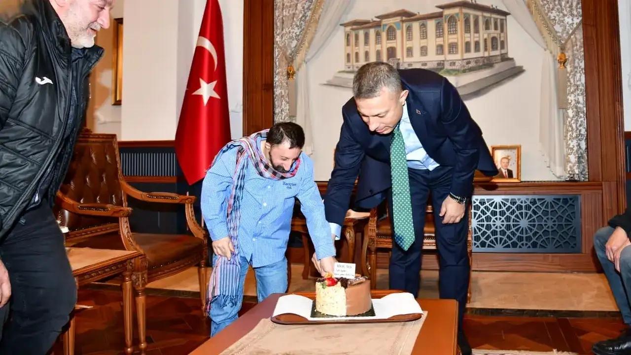 Vali Tahir Şahin’den Köksal Baba’ya doğum günü sürprizi