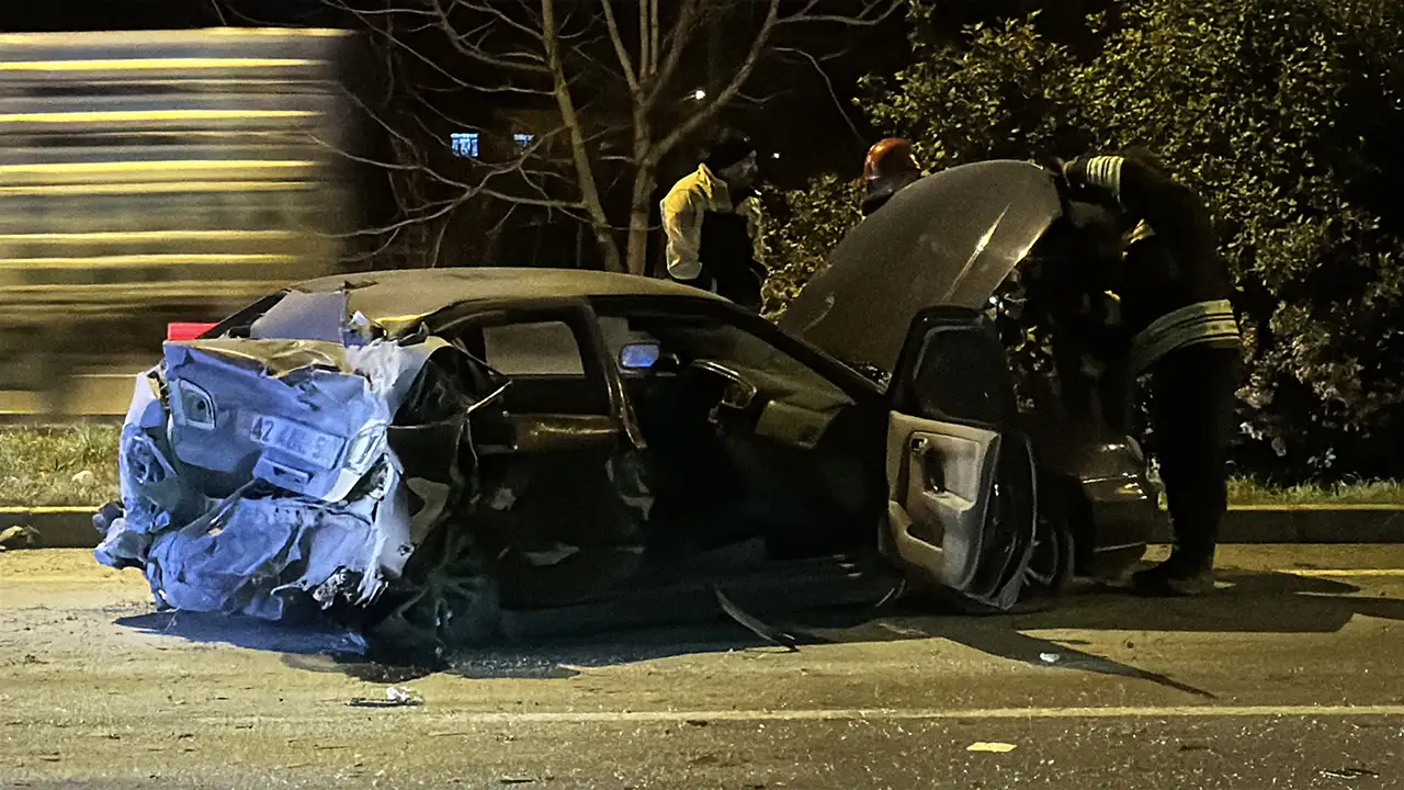 Samsun-Ordu kara yolunda kaza: Refüjü aşan araç tırın altına girdi
