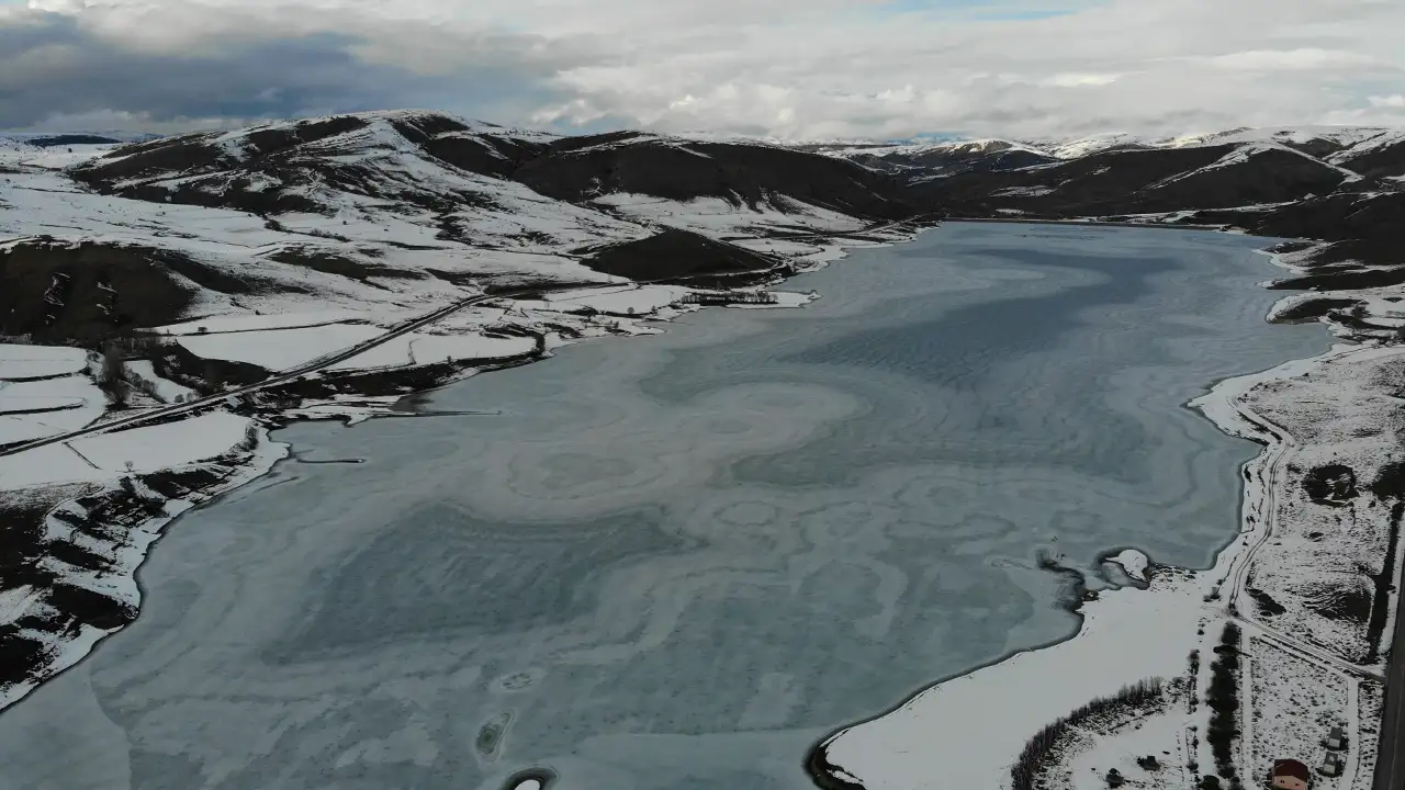 Gümüşhane’de Sadak Baraj Gölü buz tuttu: 20 santimetrelik buzda balık avı