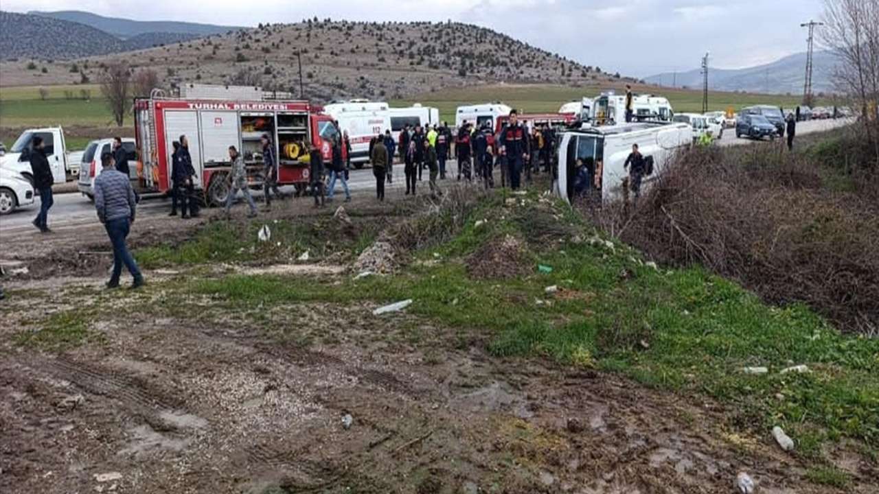 Bölgemizde feci kaza! Okul minibüsü yan yattı 6 öğrenci yaralı