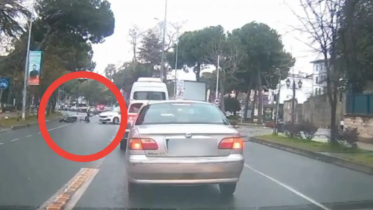 Ordu'da ana yola çıkan otomobille motosiklet çarpıştı: Kaza anı kamerada