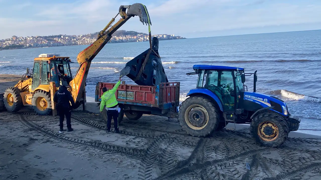 Ordu’da kıyıda bulunan insansız hava aracı parçası, inceleme yapılmak üzere polise teslim edildi