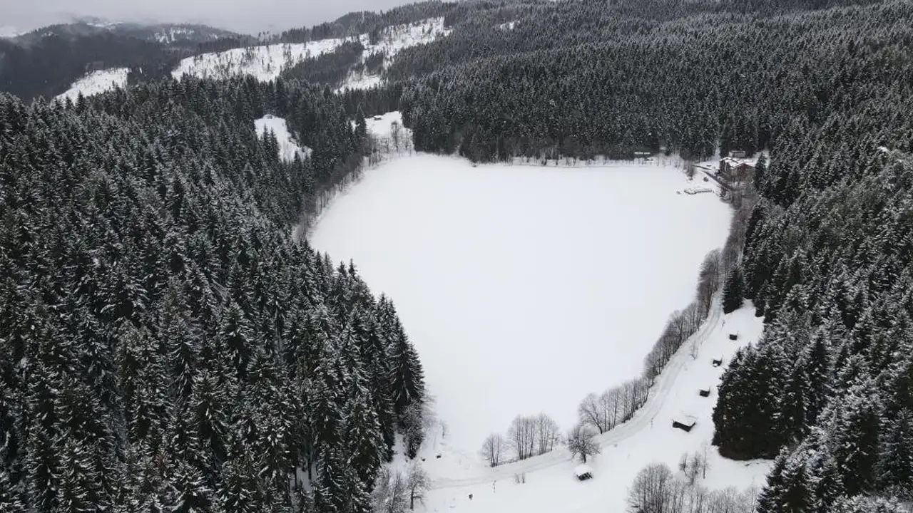 Artvin Şavşat Karagöl’de kış güzelliği: 1.600 rakımda göl dondu