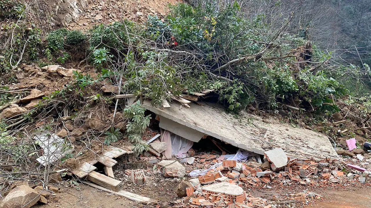 Rize’de heyelan evi yuttu: Kullanılmayan ev toprak altında kaldı
