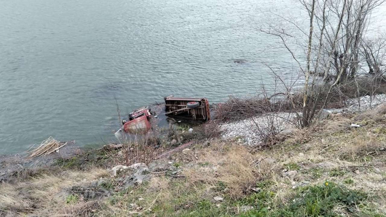 Kontrolden çıkan araç suya uçtu: 1 ölü, 1 yaralı