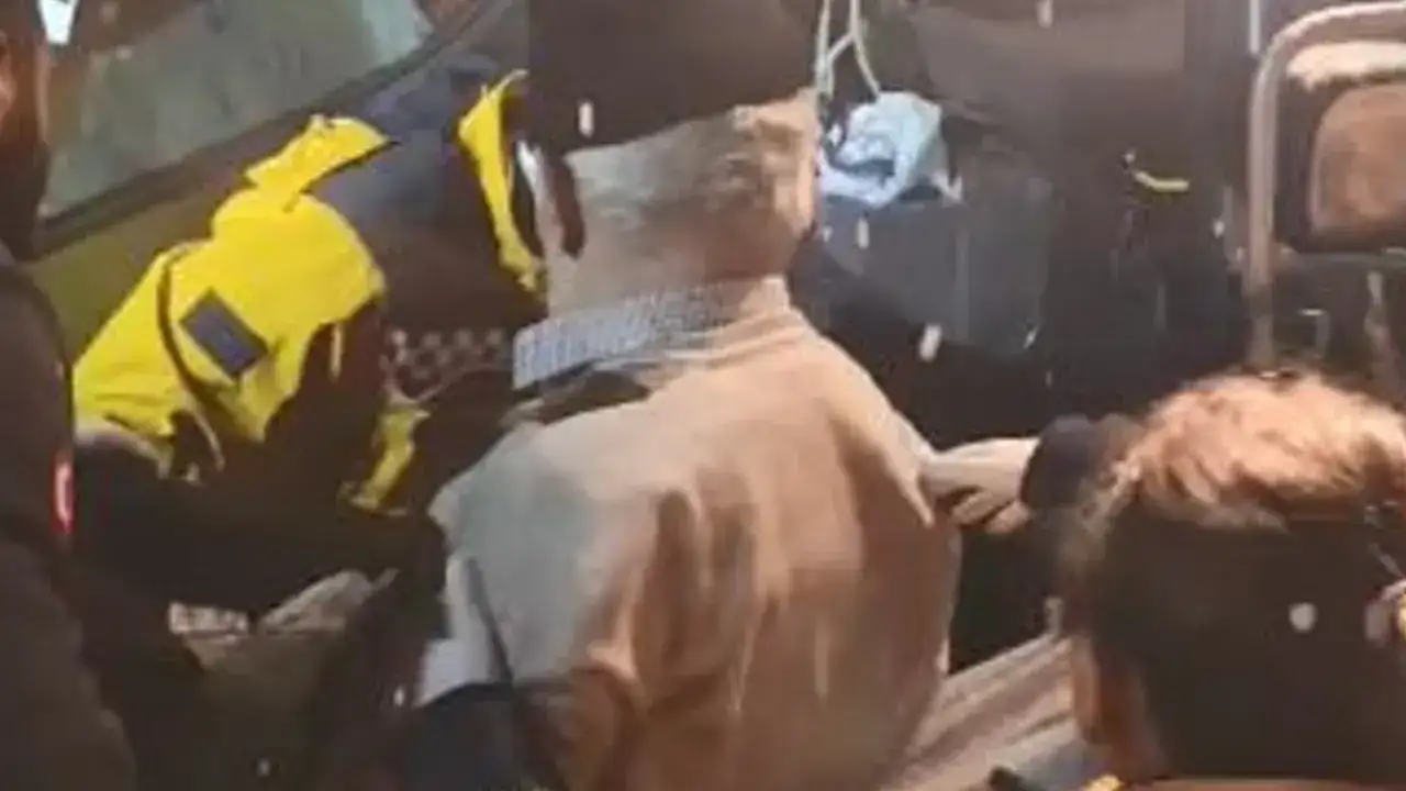 Artvin’de karla mücadele: Hasta paletli ambulansla kurtarıldı