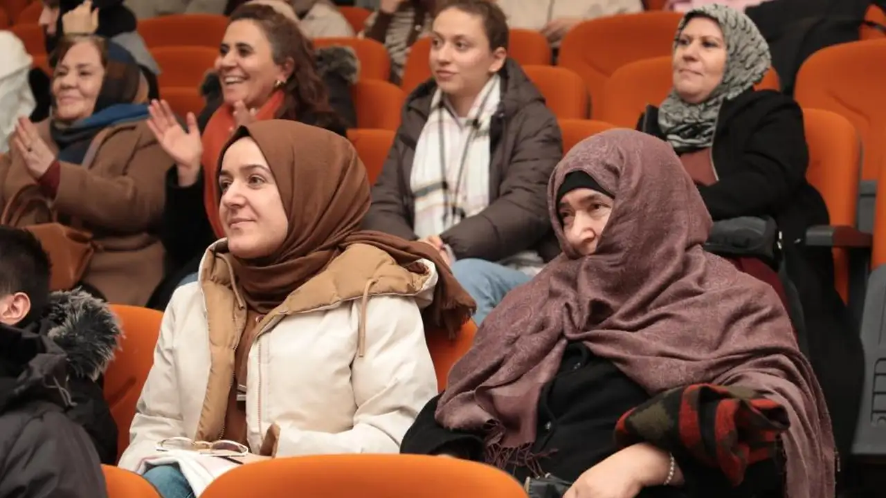 Bayburt’ta “Faruk Sofuoğlu ile Gülümseten Hatıralar” programına yoğun ilgi