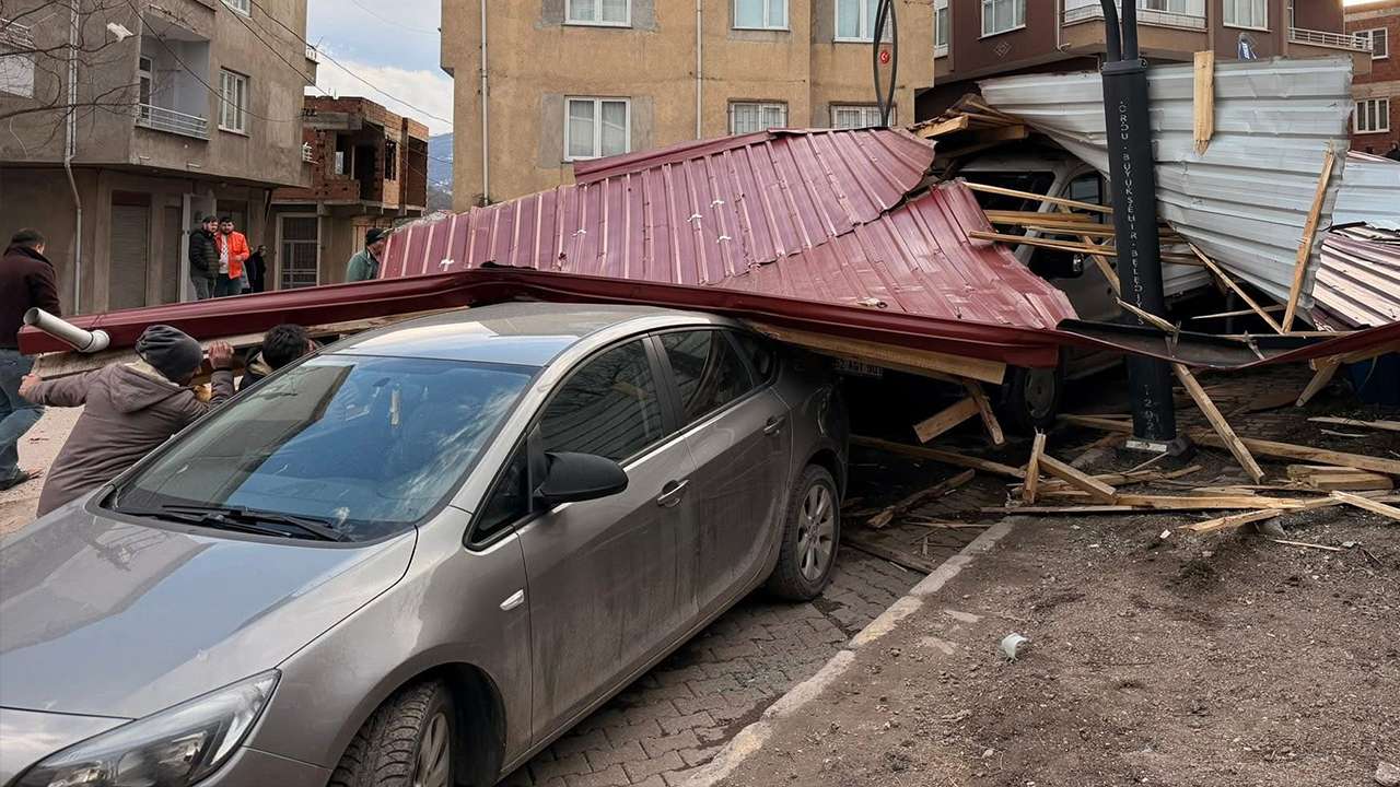 Fırtına kabusu yaşattı: 11 evin çatısı uçtu, araçlar hurdaya döndü