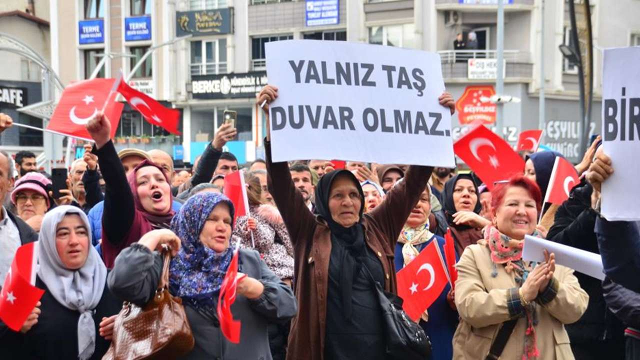 Mahallesi sakinlerinden bölünme kararına tepki: Belediye önünde toplandılar