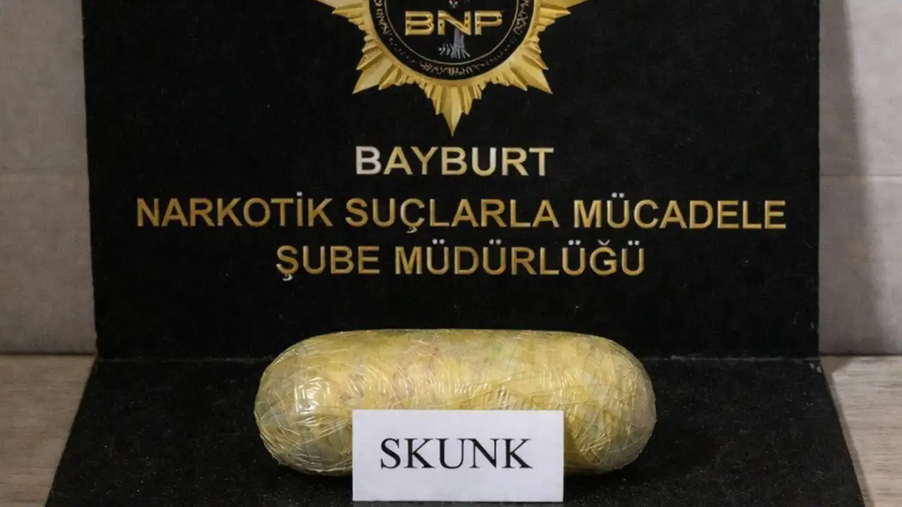 Bayburt’ta narkotik operasyonu: Araçta 219 gram skunk ele geçirildi