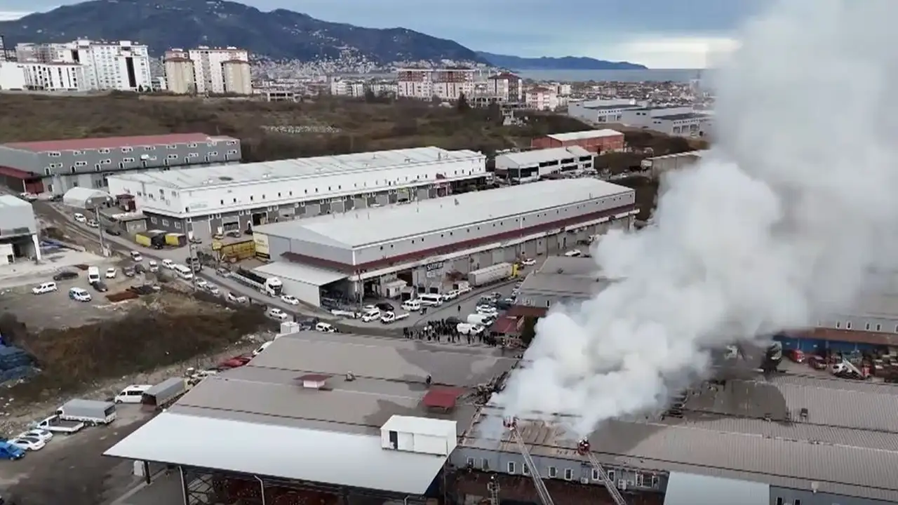 Ordu’da market deposunda yangın: Alevler yan iş yerine sıçradı