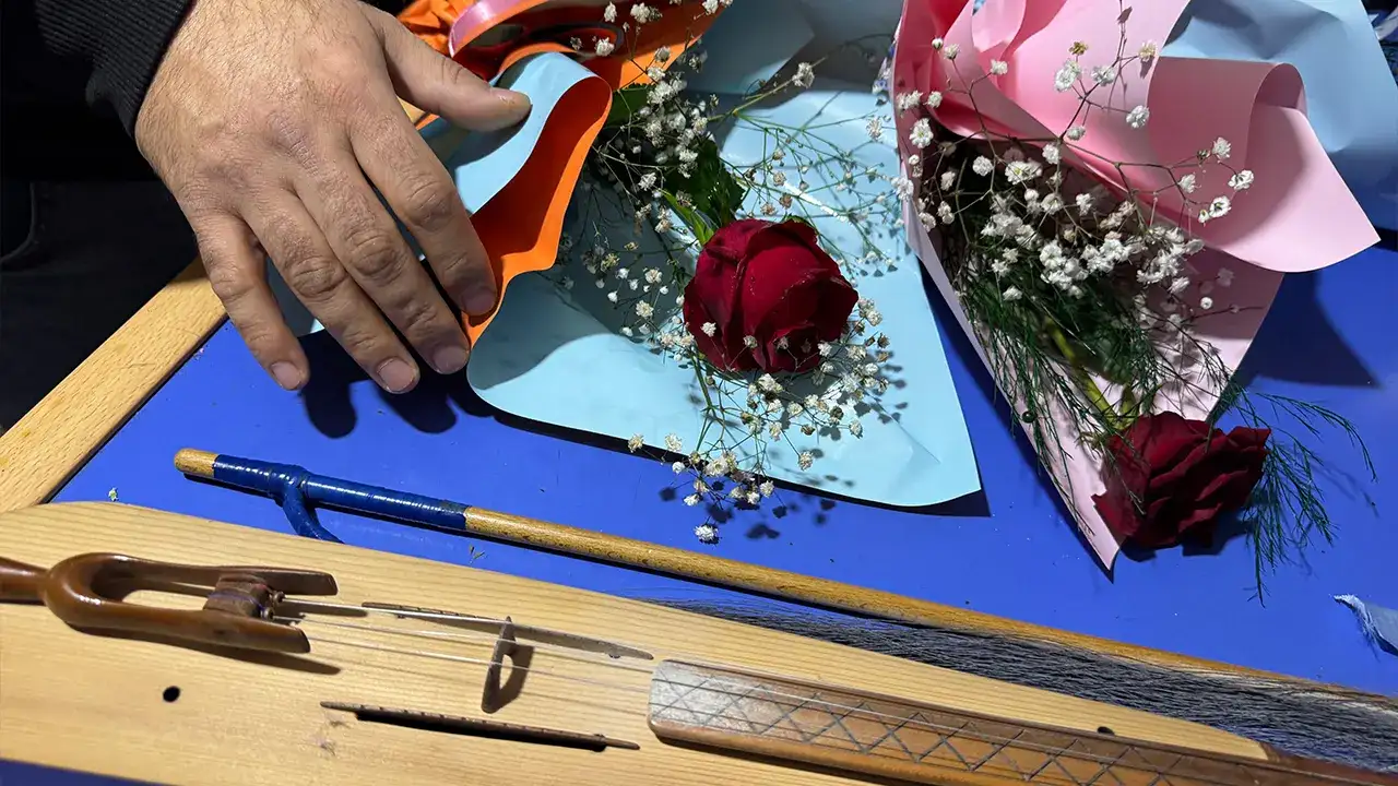 Ordu'da 14 Şubat’ta anlamlı jest: 65 yaş üstüne gül ve kemençe sürprizi