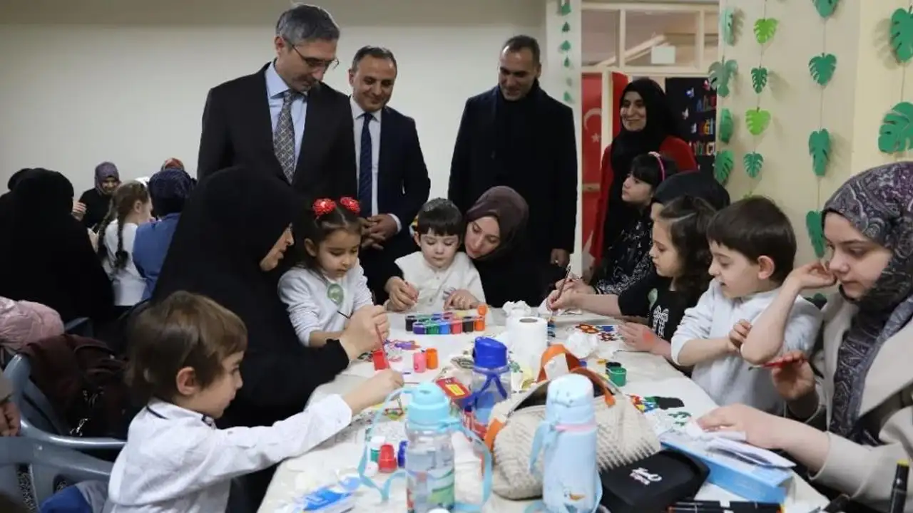 Bayburt’ta öğrenciler aileleriyle çanta boyadı