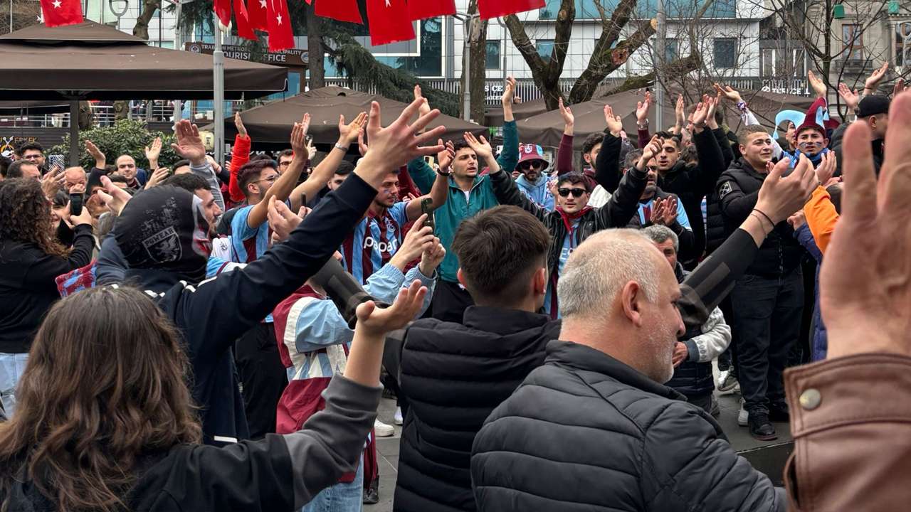 Akın akın Akyazı’ya… Tüm Trabzon bordo maviye büründü! Önce Meydan sonra Akyazı!