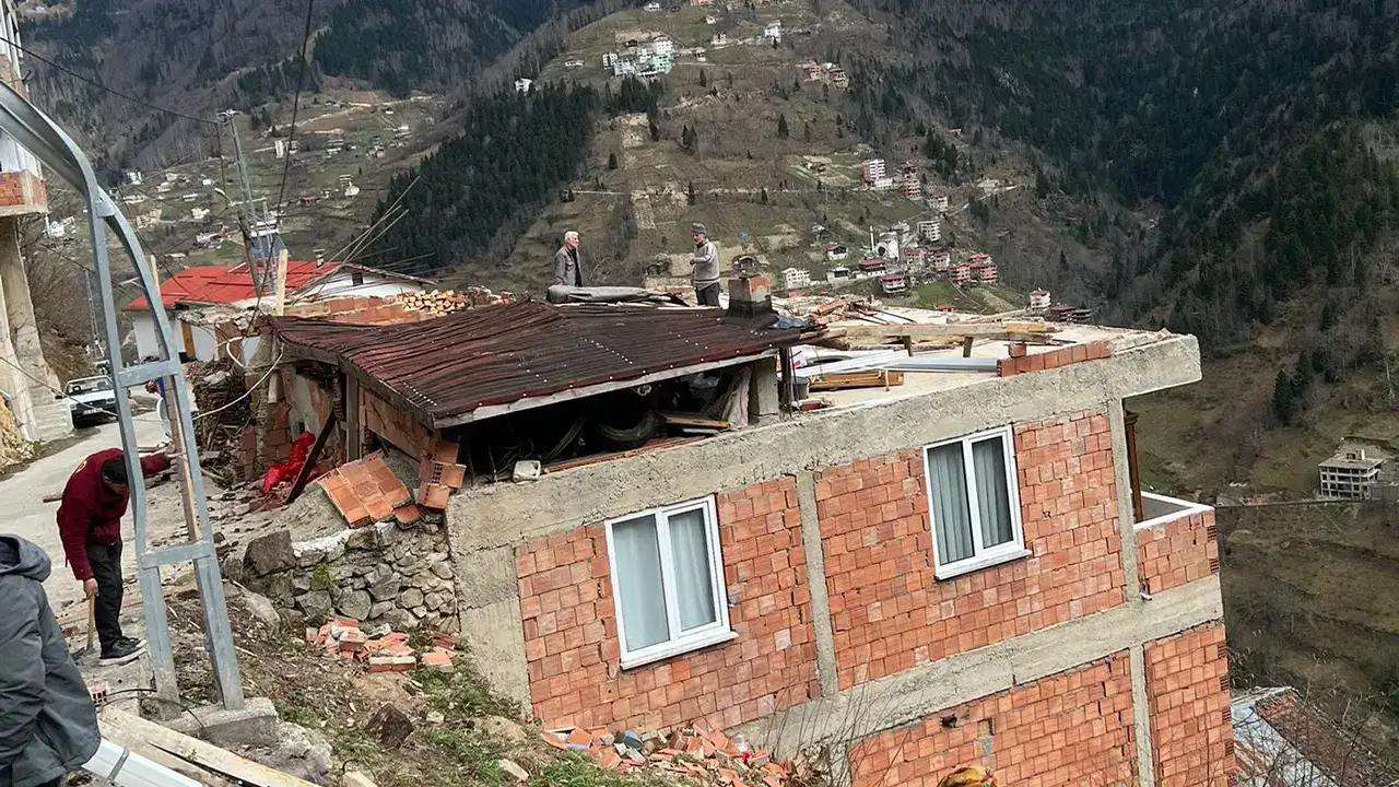 Çaykara’da fırtına çatıyı uçurdu: 4 araç hasar gördü