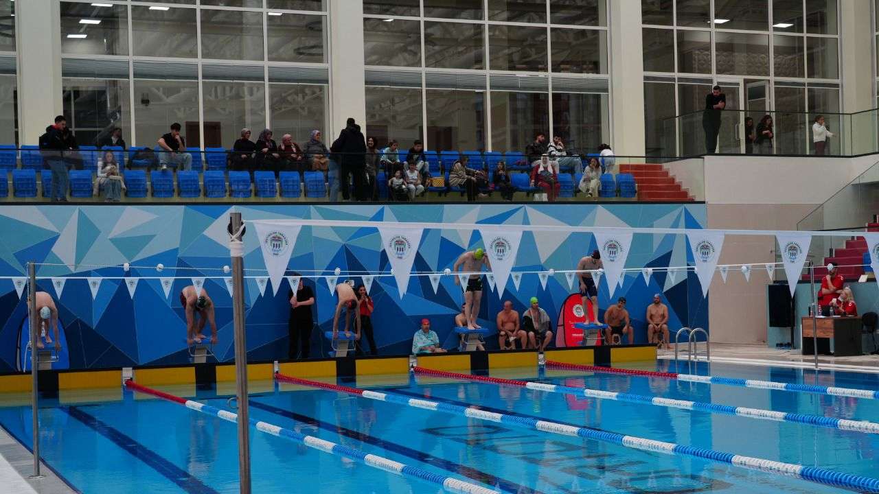 Akçaabat’ta 108. kurtuluş yılı coşkusu yüzme yarışlarıyla yaşandı