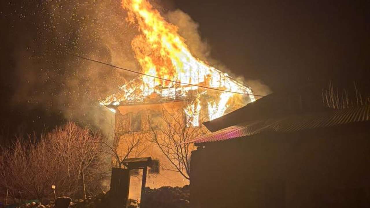 3 katlı ev alevlere teslim oldu, 1 kişi kayıp