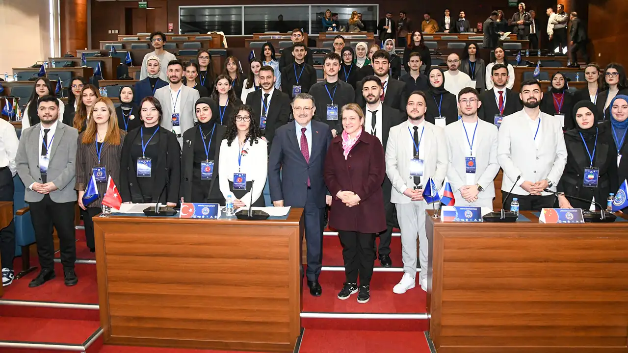 Trabzon’da BM simülasyonu: Başkan Genç’ten gençlere “Yeni Dünya Düzeni” mesajı