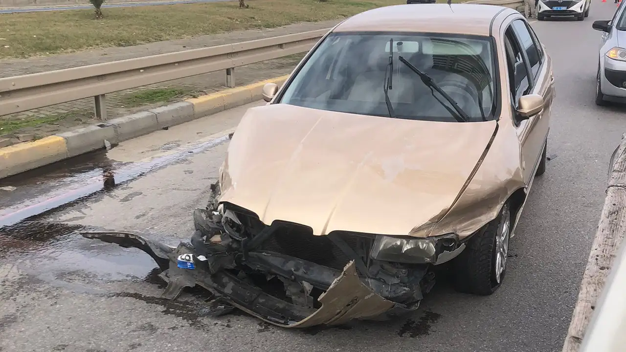 Trabzon Sahil Yolu'nda maddi hasarlı kaza: Bariyerlere çarptı