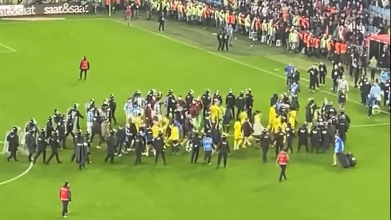 Akyazı’da maç sonu güvenlik çemberi tartışma yarattı: “Olay yok bir şey yok! Bu görüntü neden?”