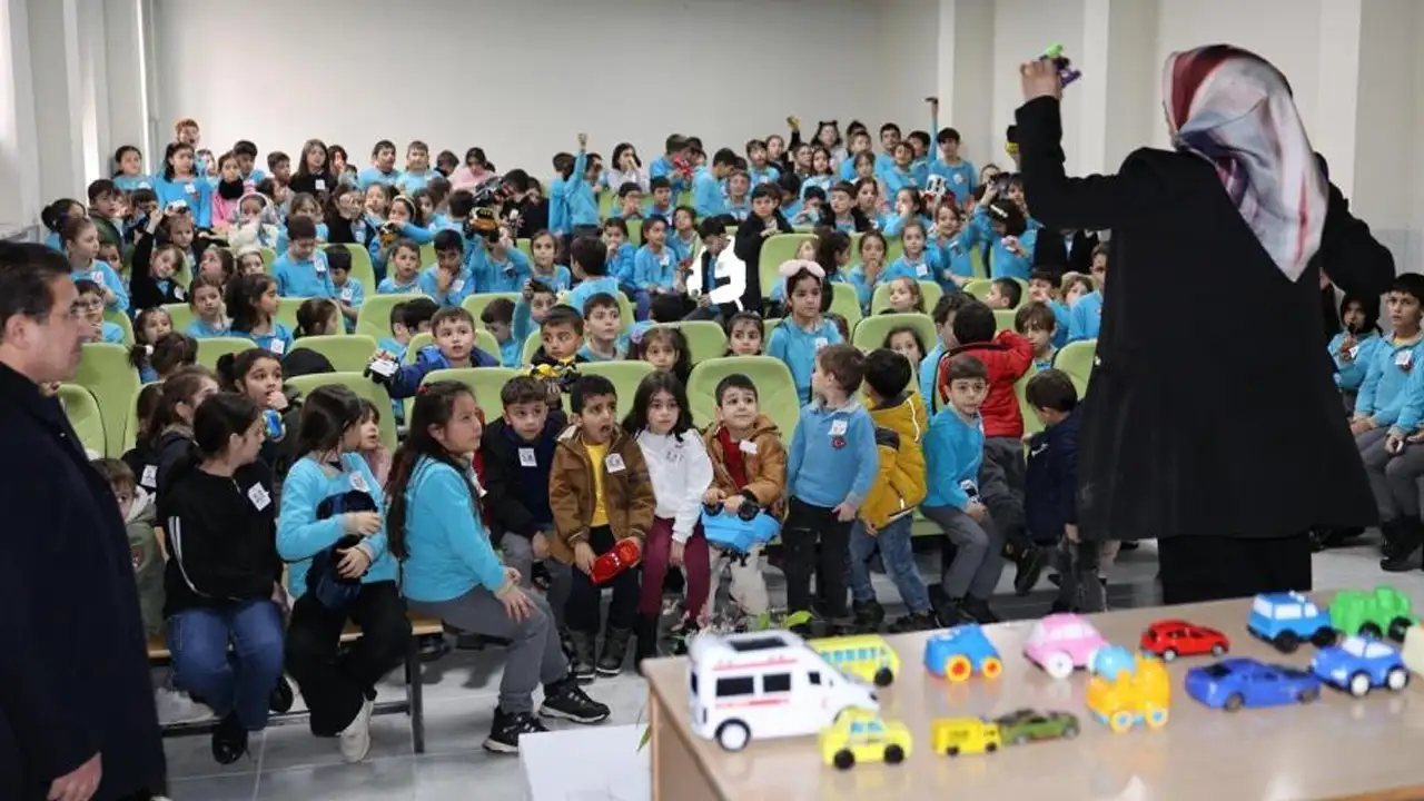 Bayburt’ta öğrencilere sağlık eğitimleri sürüyor