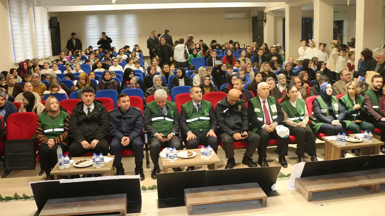 Of’ta öğrenciler bağımlılıkla mücadeleyi sahneye taşıdı