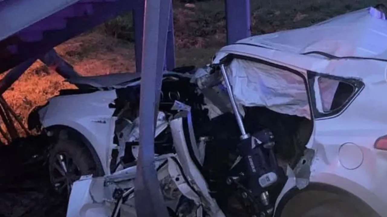 Otomobil üst geçit direğine çarptı, 1 ölü 1 yaralı