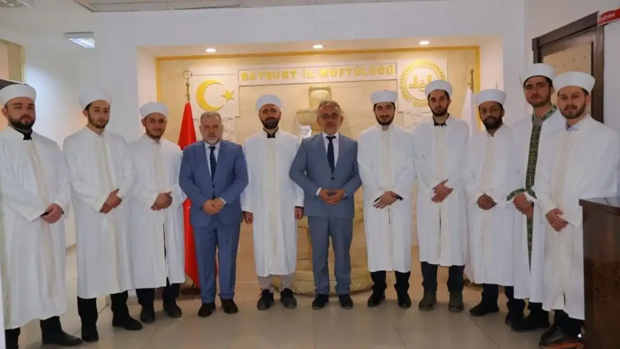 Bayburt’ta göreve başlayan imam hatiplere cübbe töreni
