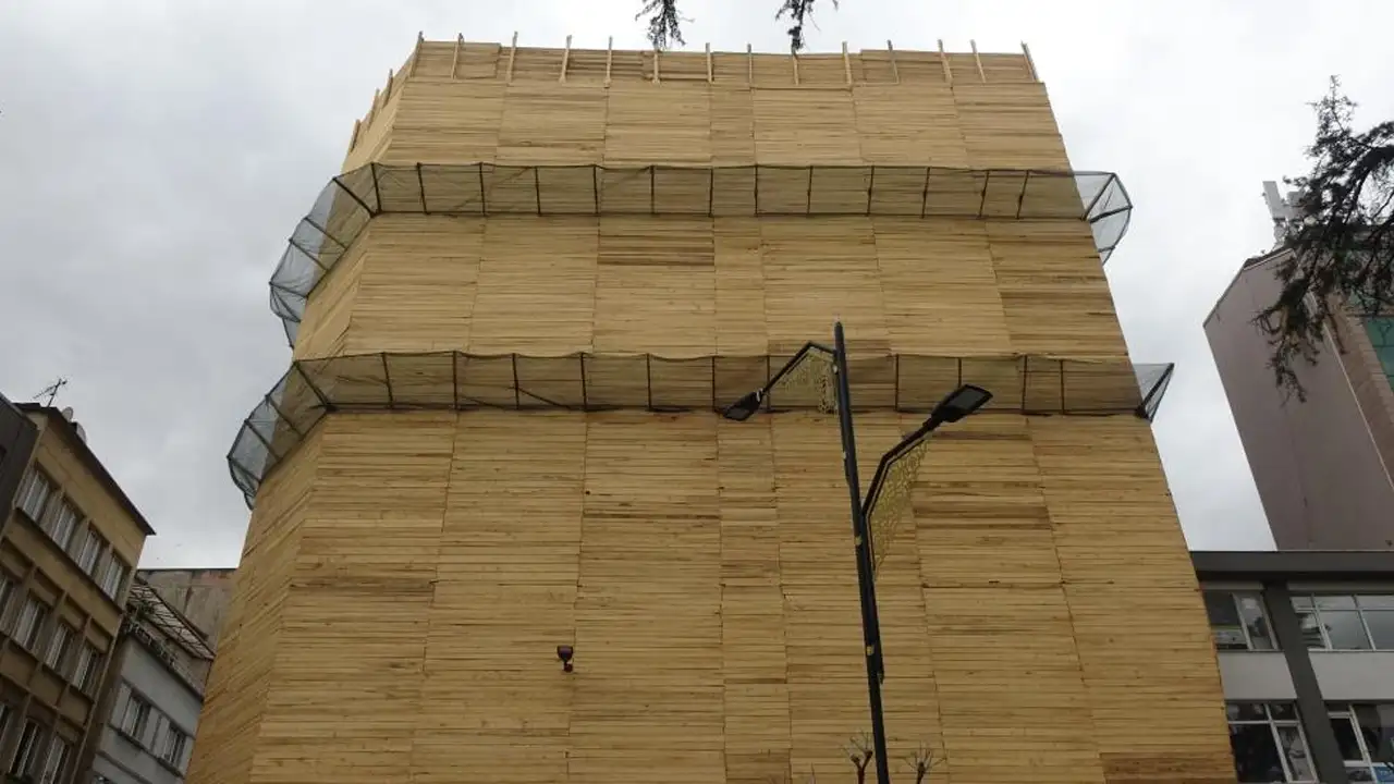 Trabzon’da şaşkına çeviren görüntü:Kereste kaplama merak uyandırdı