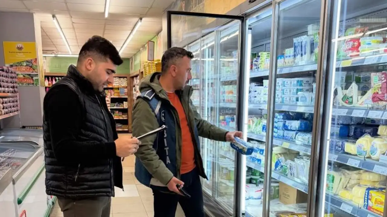 Bayburt Demirözü’nde zabıta ekiplerinden market kontrolü