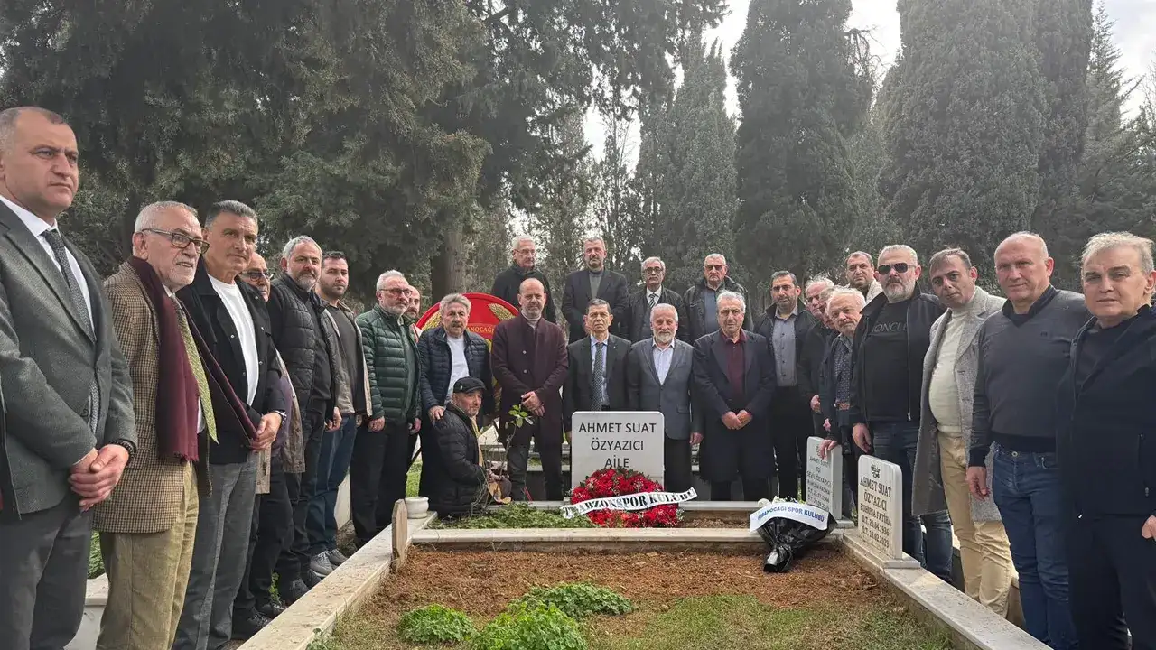 Trabzonspor efsanesi Ahmet Suat Özyazıcı vefatının 3. Yılında kabri başında anıldı
