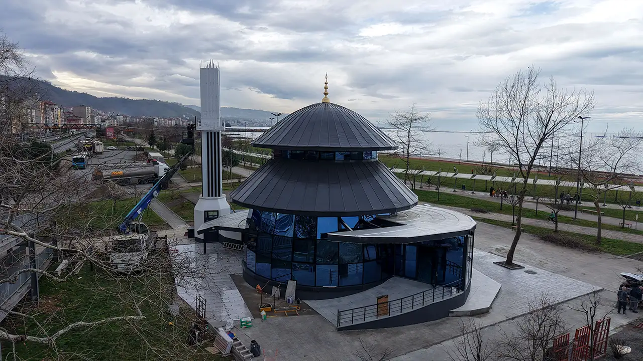 Arsin’e yeni simge: Deniz manzaralı Cam Camii hizmete giriyor