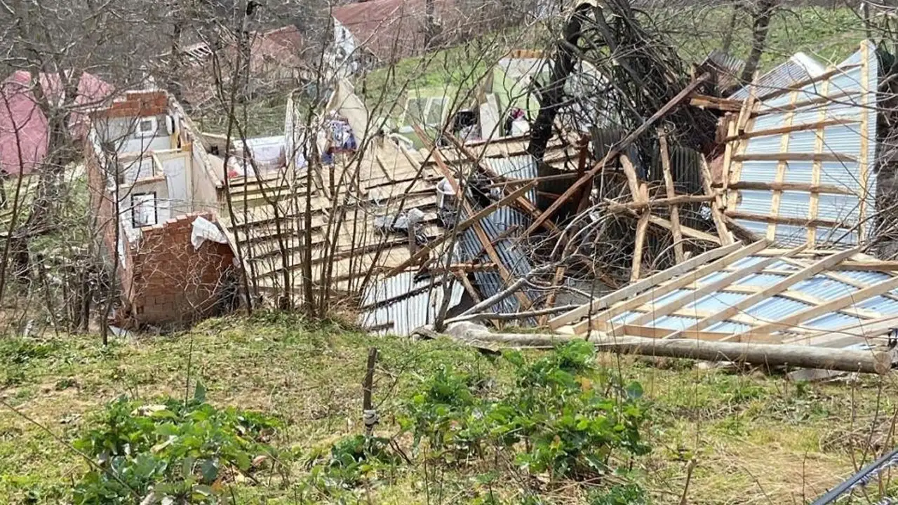 Ordu’da fırtına çatıları uçurdu! 4 kişi mahsur kaldı