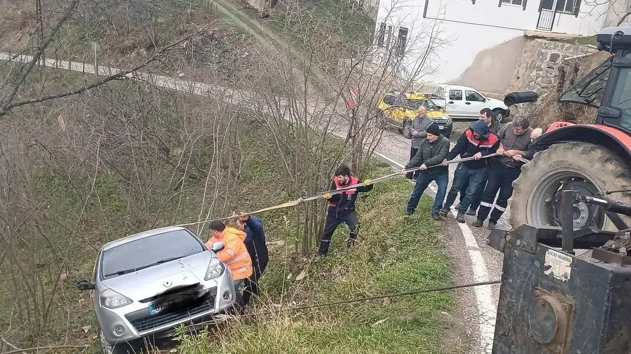 Şiddetli rüzgar kazayı beraberinde getirdi: Otomobil bahçeye savruldu