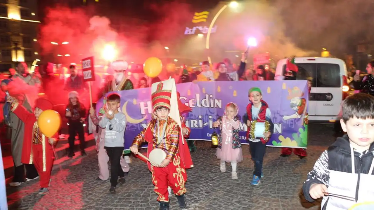 Rize’de çocuklar kandillerle yürüdü: Ramazan böyle karşılandı