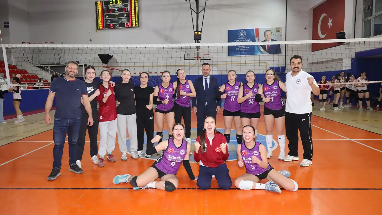 Artvin’de Yıldız Kızlar voleybol heyecanı başladı