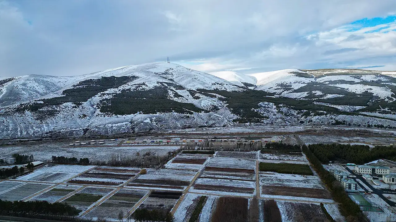 Bayburt’ta yağmur kara döndü, kent beyaza büründü