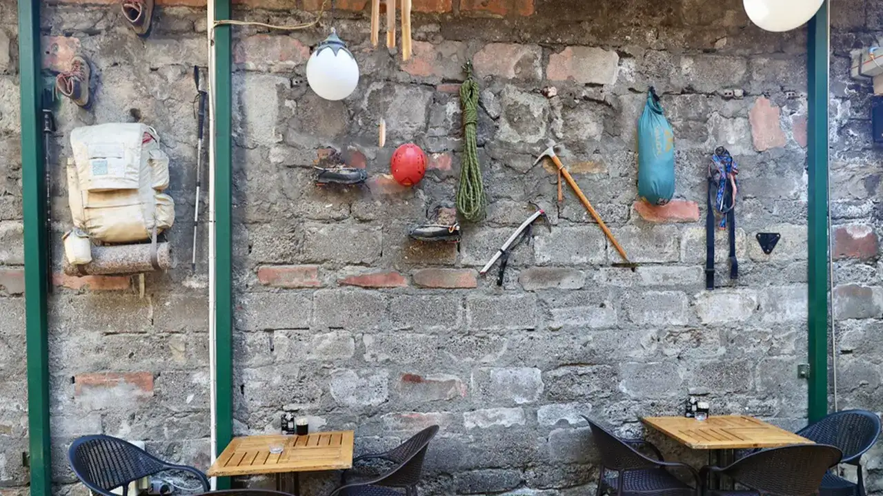 Zirvelerden topladığı hatıraları Trabzon’daki kafesinde sergiliyor