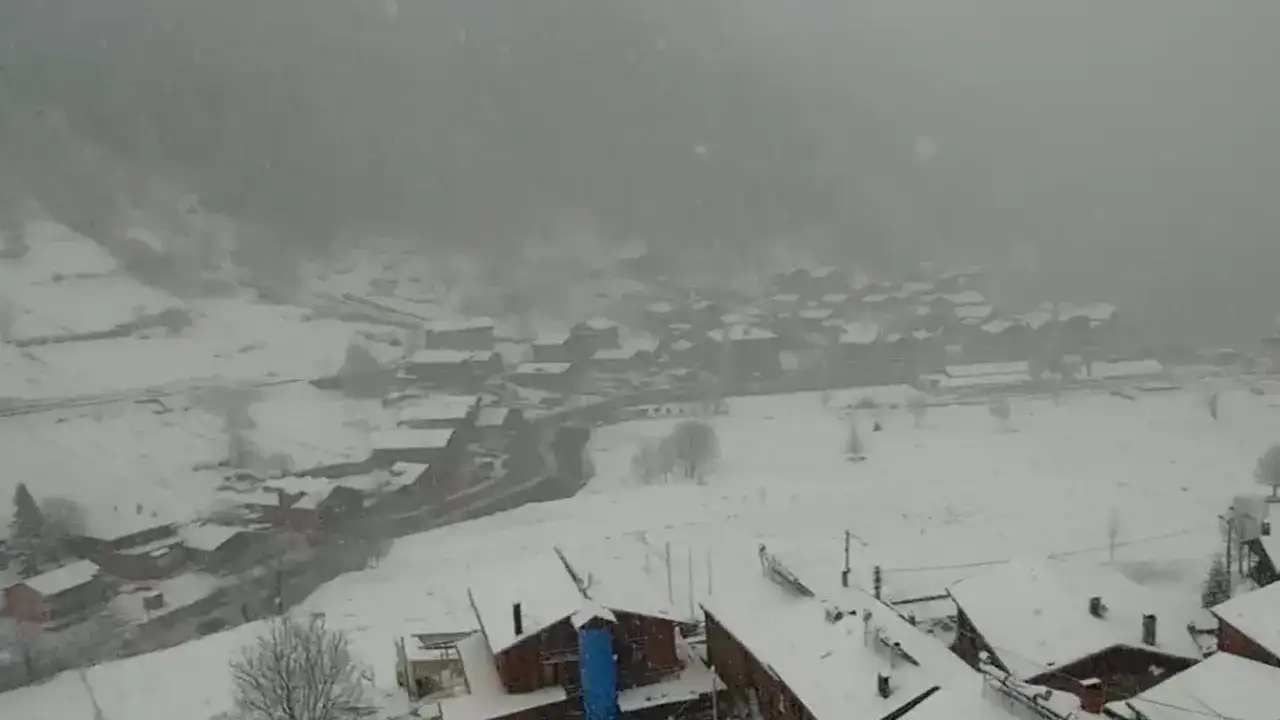 Uzungöl beyaza büründü: Kar yağışı yeniden başladı