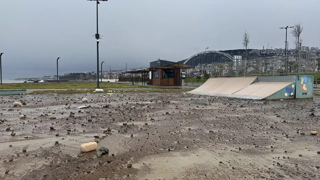 Trabzon’da fırtına: Dalgalar sahili ve yolu vurdu