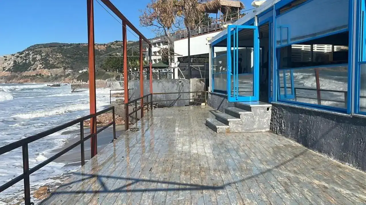 Dev dalgalar Alanya sahilini Vurdu: Balık lokantasında panik anları