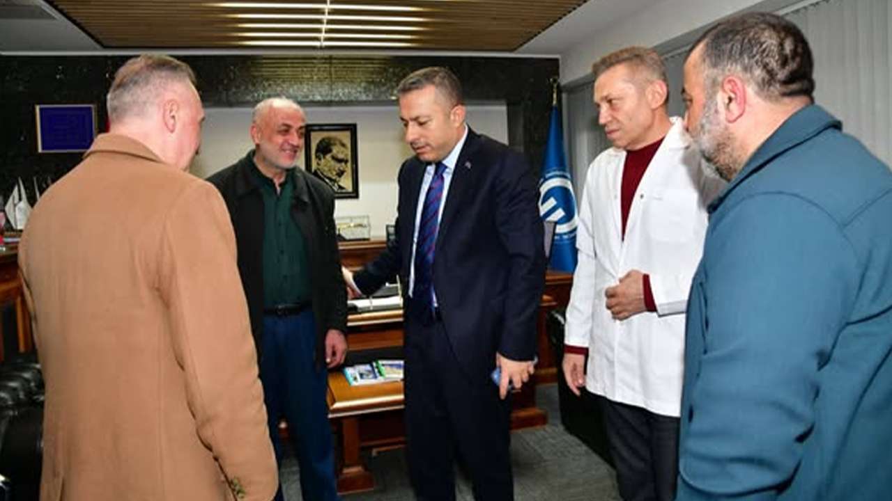Trabzon Valisi Şahin, köpekten kaçarken otobüs çarpan öğrencinin ailesini ziyaret etti
