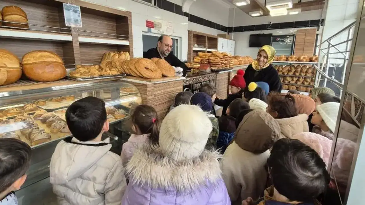 Miniklerden Ramazan’da anlamlı “askıda ekmek” desteği