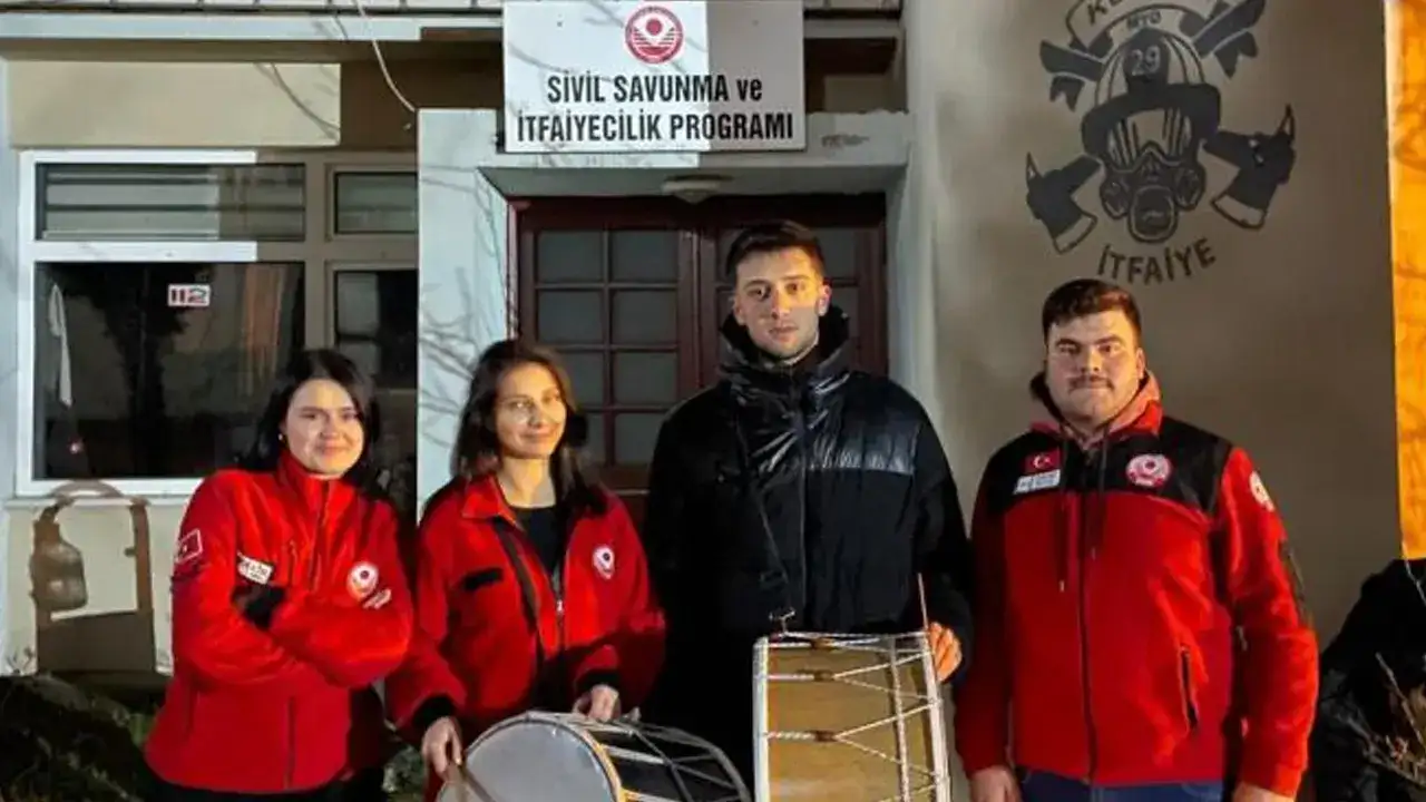 Üniversiteli gençler Gümüşhane'de sahura davulla çağırıyor