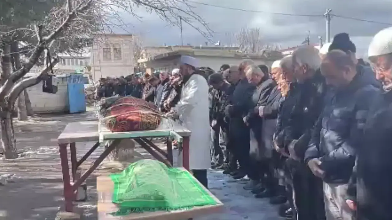 Nevşehir'de kardeş acısı: Ablasının cenaze namazını kıldırırken fenalaşıp bayıldı